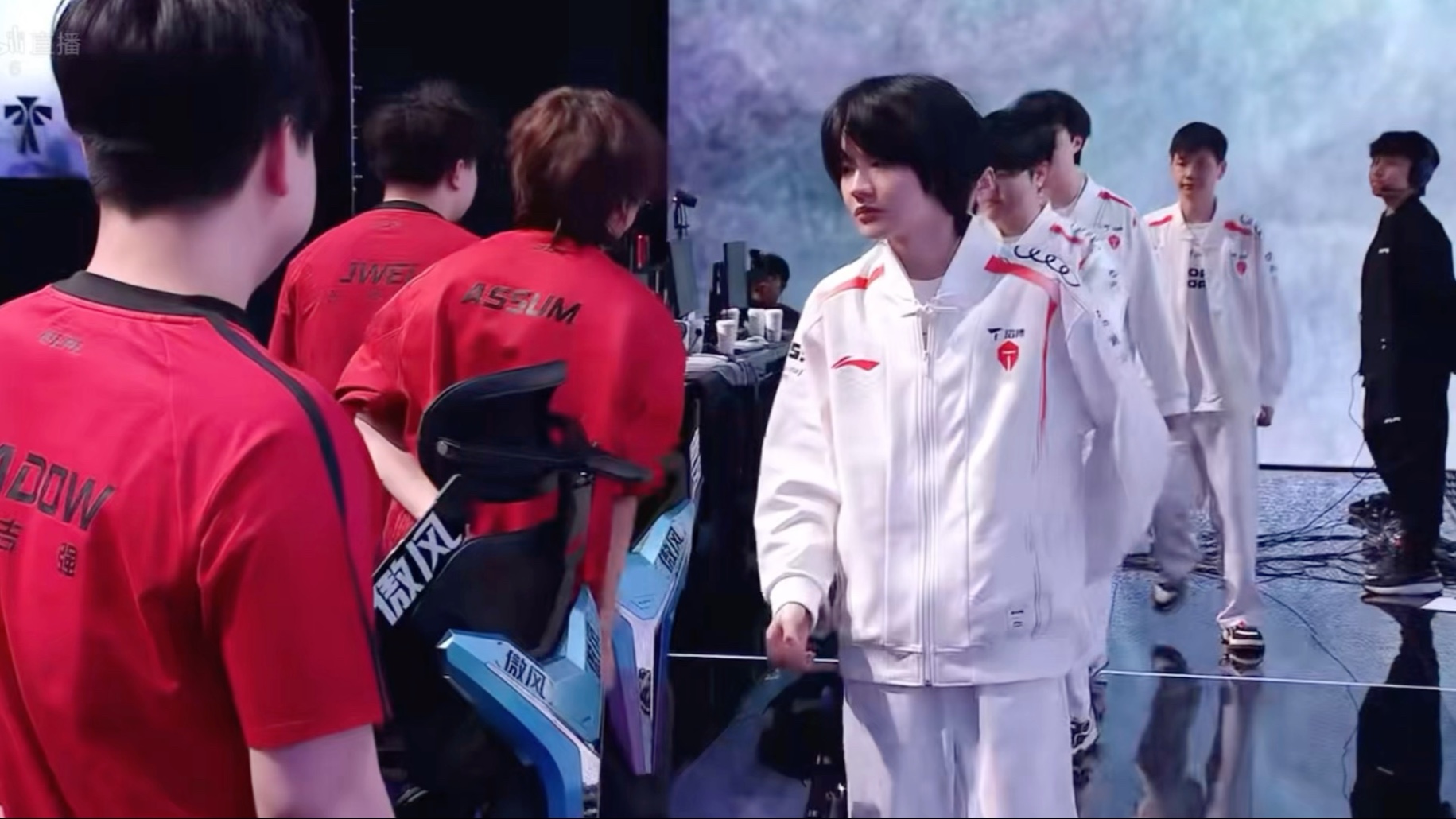 TES碾压C9，Chovy操刀奇招英雄翻盘顶尖较量半决赛，让粉丝疯狂欢呼