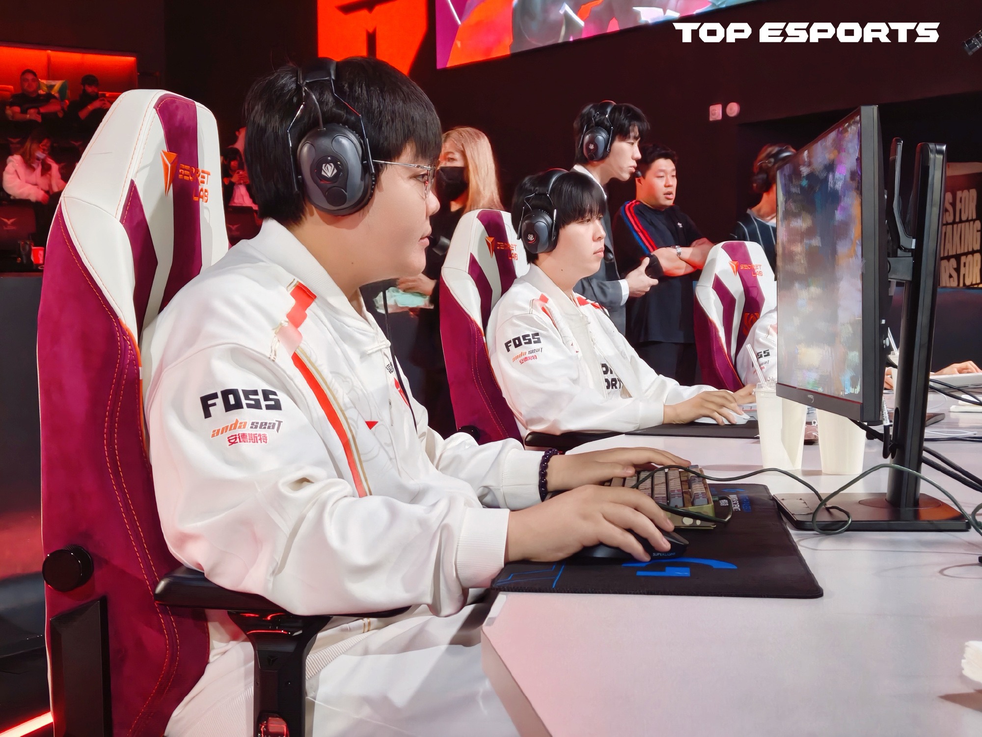 TES碾压C9，Chovy操刀奇招英雄翻盘顶尖较量半决赛，让粉丝疯狂欢呼