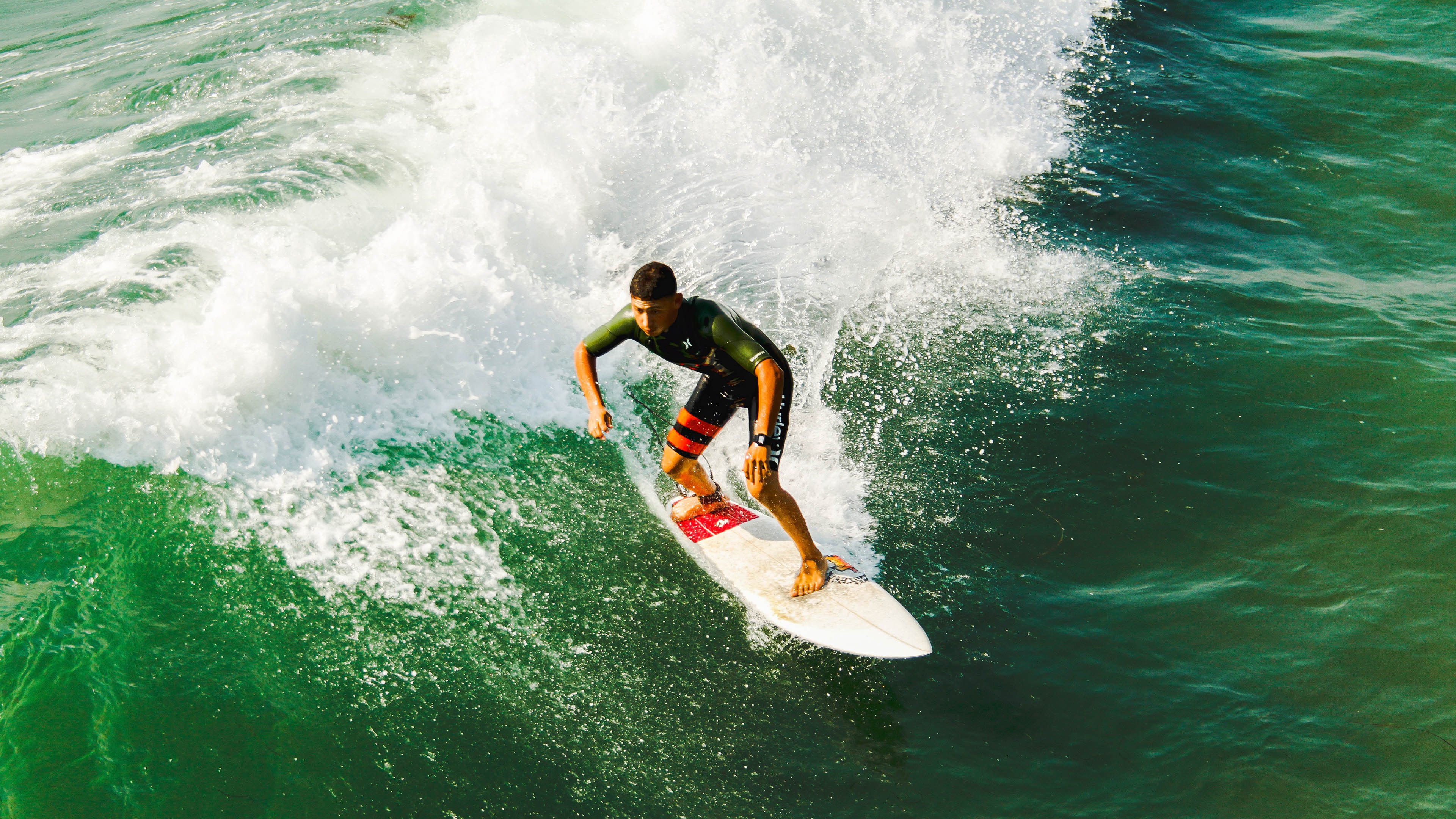 雷恩黑马逆袭！连续得分压制曼城，京多安定乾坤成关键先生