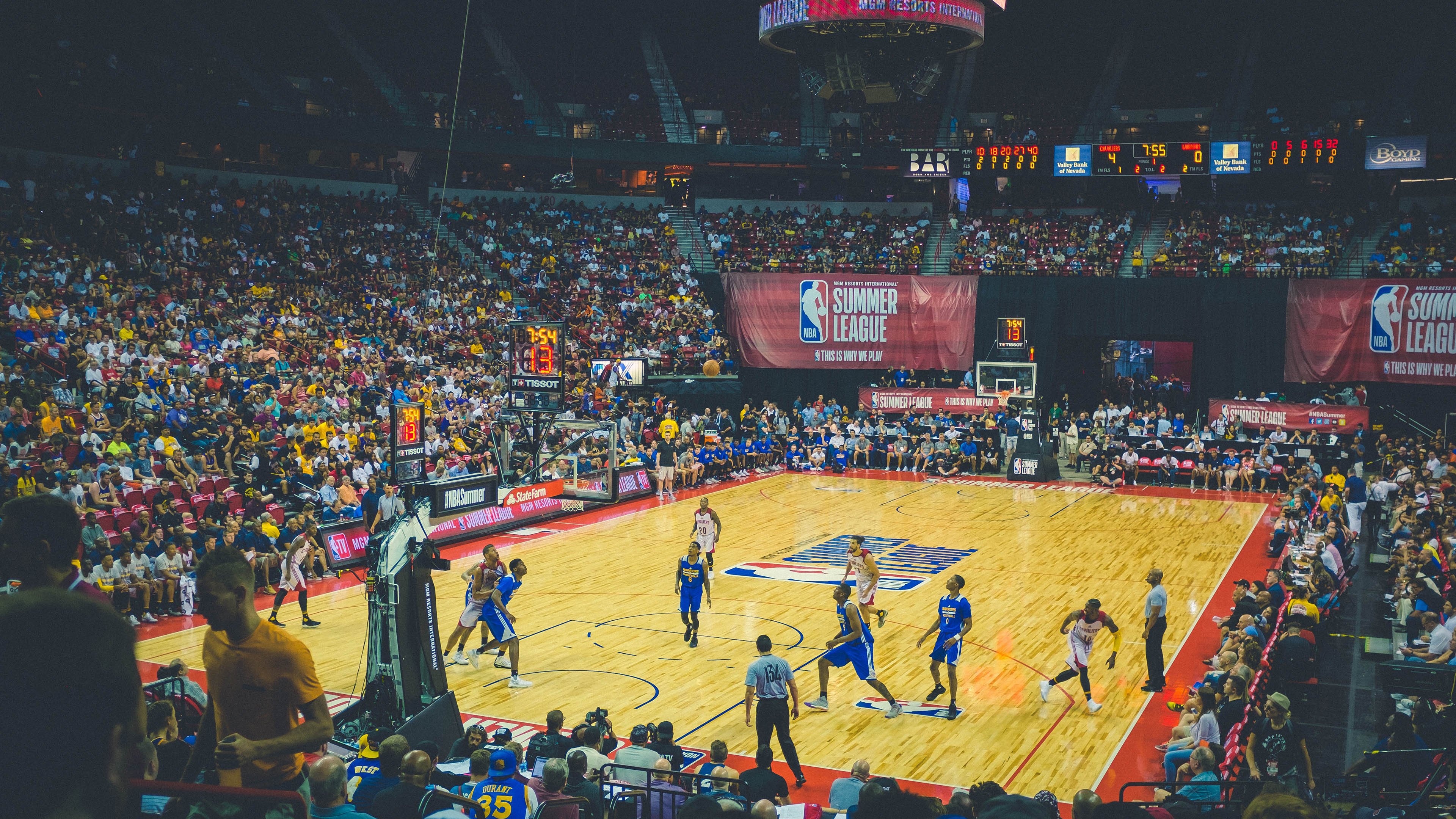 从垫脚石联盟到方向盘后，当火箭击溃绿军，东契奇在F1赛道接管比赛